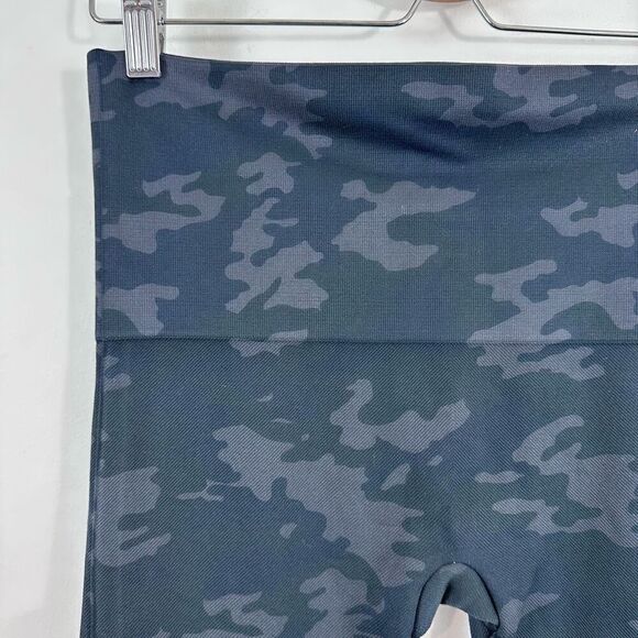 Spanx Look At Me Now Seamless Leggings in Camo Size L - Picture 6 of 8